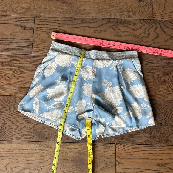 Francesca’s Collection Boutique Alya Blue/Tan Floral Print Shorts Size Medium - Picture 12 of 12